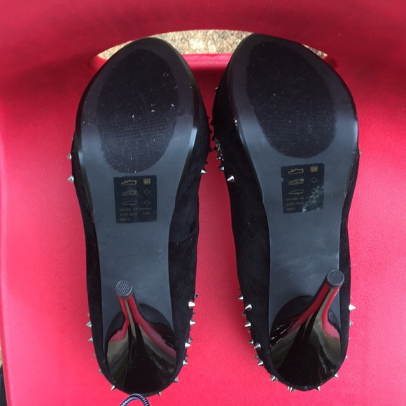 Black heels with spikes 51/2 in platform 1 in - Picture 4 of 5